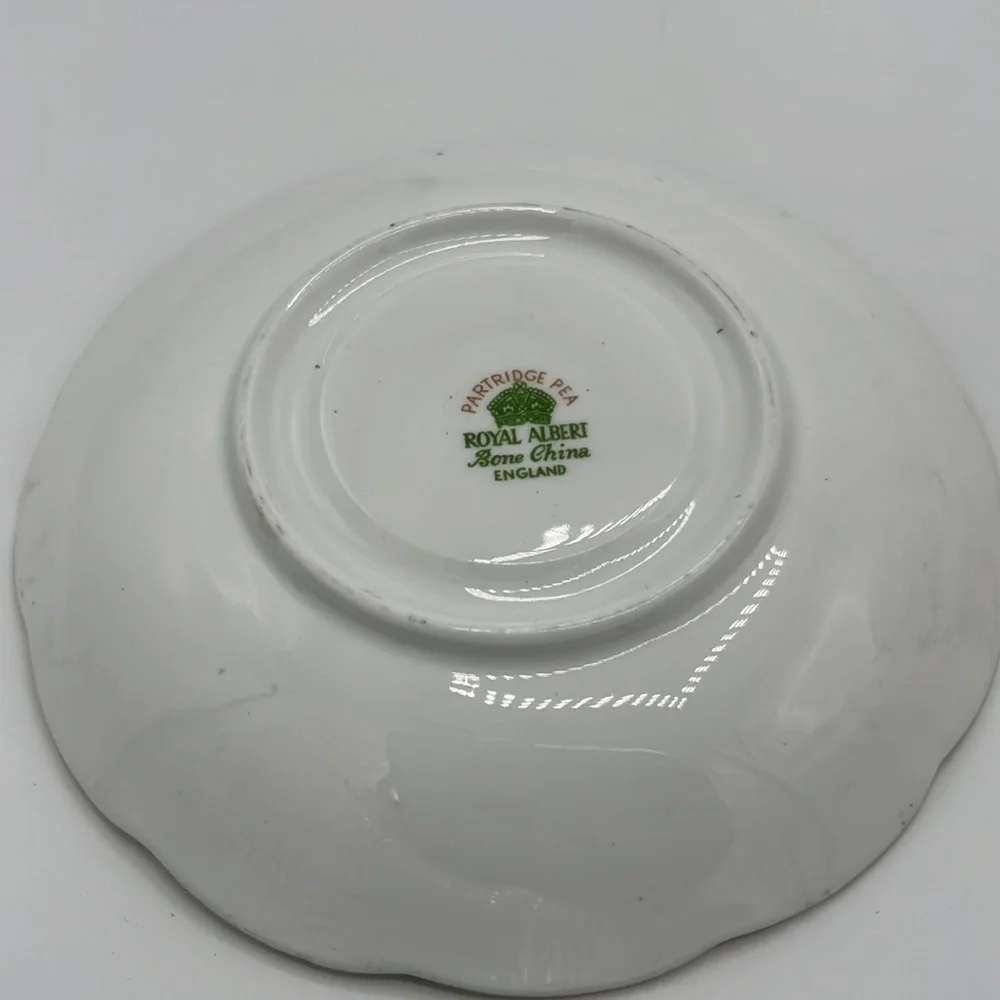 ROYAL ALBERT BONE CHINA MADE IN ENGLAND PARTRIDGE PEA TEACUP AND SAUCER SET Tea